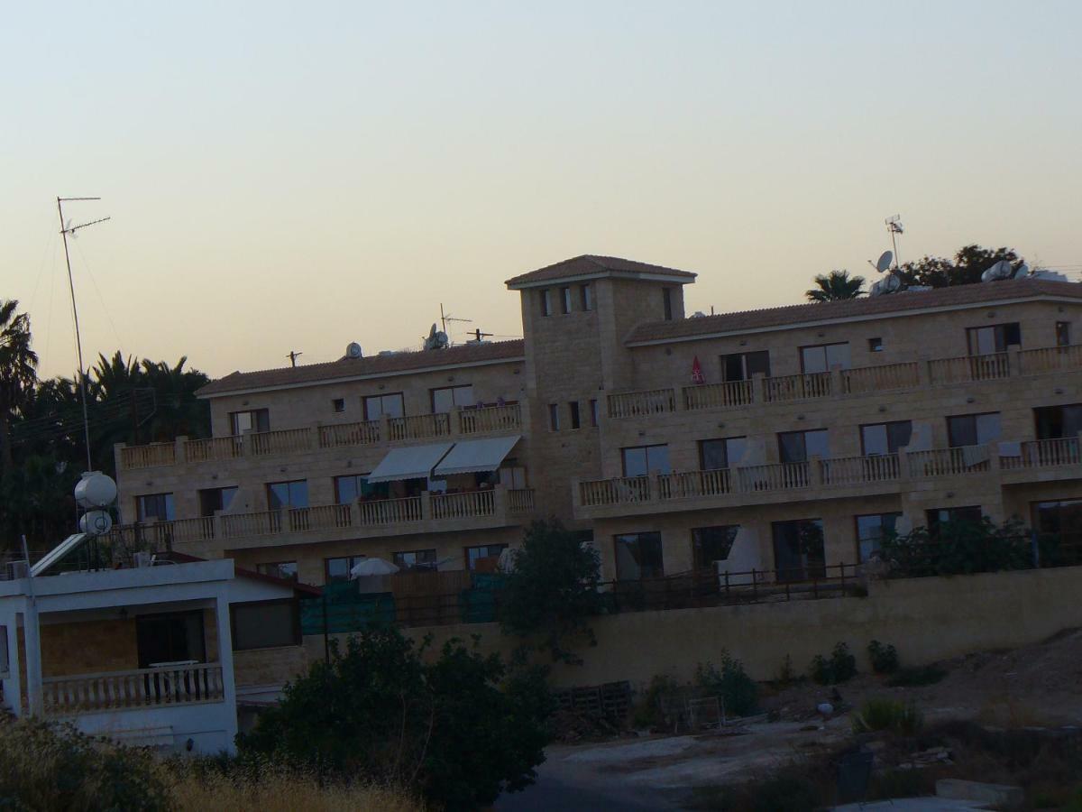 Marlen'S Place Near Paphos Airport Apartment Exterior photo