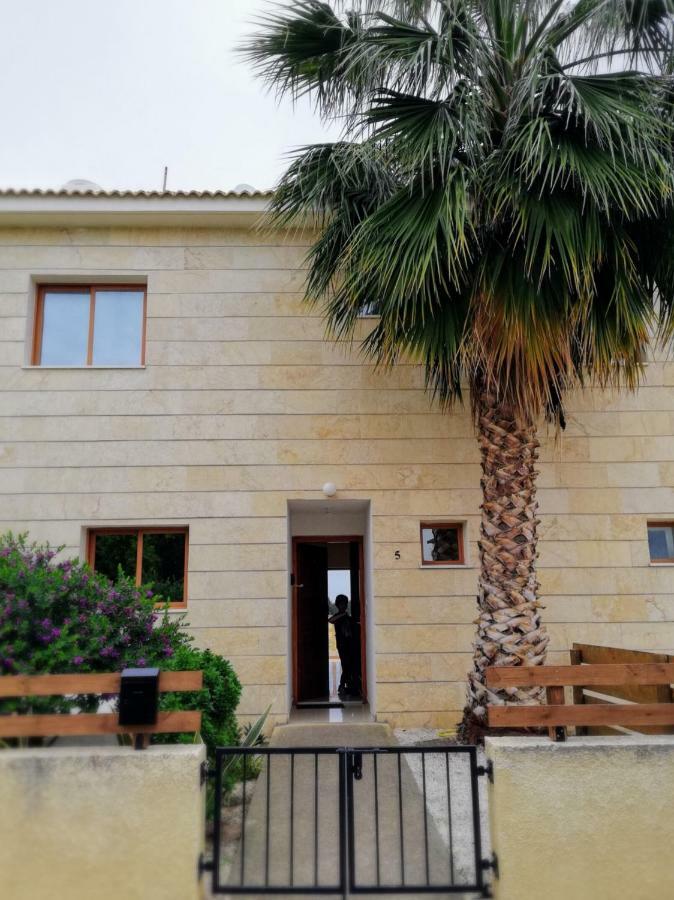 Marlen'S Place Near Paphos Airport Apartment Exterior photo